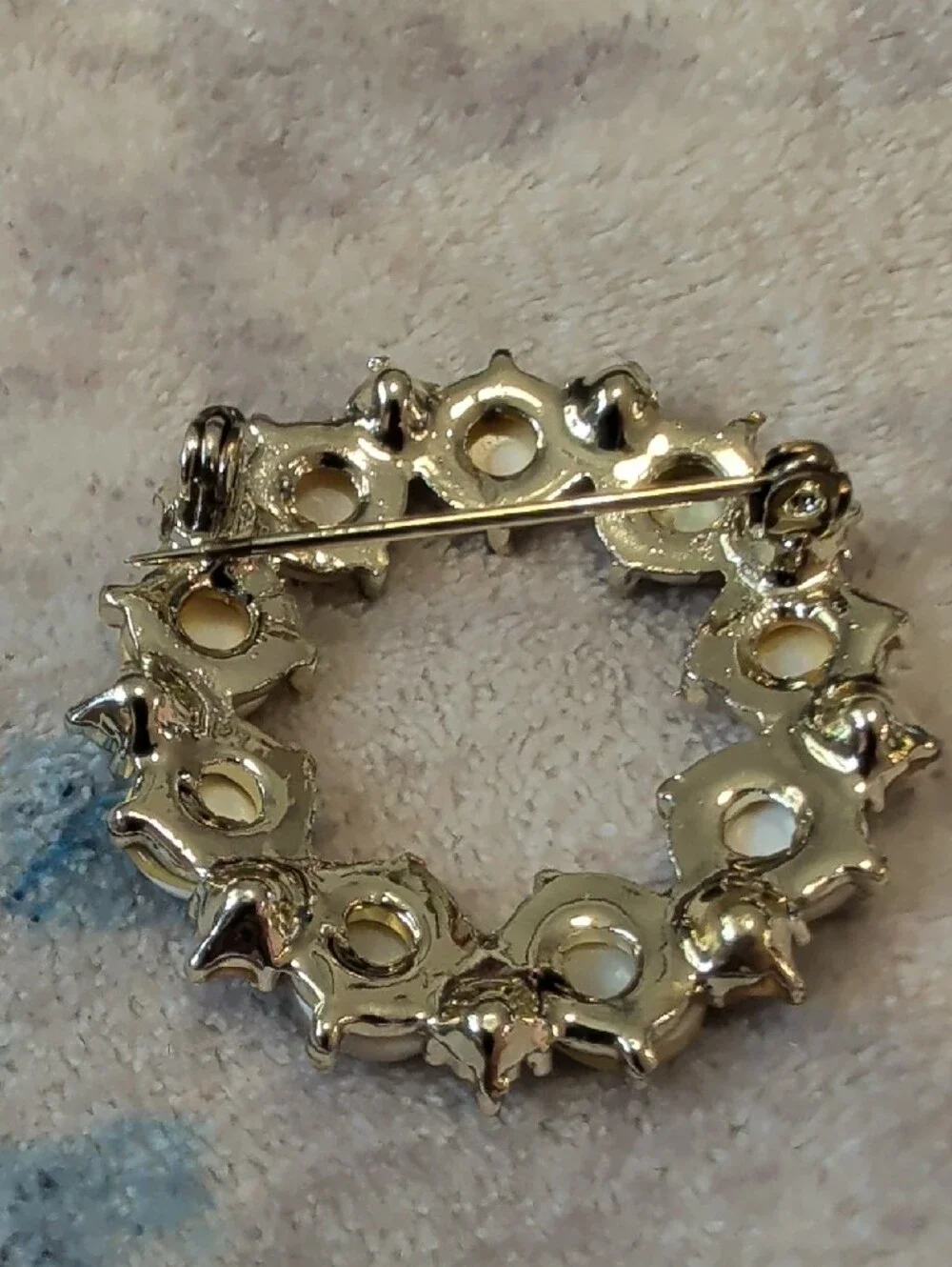 Classic Mother-of-Pearl and Pearl Circle Brooch - White/Gold Tone Vintage 1.5